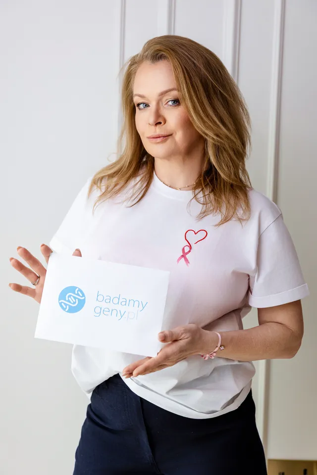 Daria Widawska, ambasadorka kampanii Dotykam = Wygrywam, z kartą z logo Badamy Geny