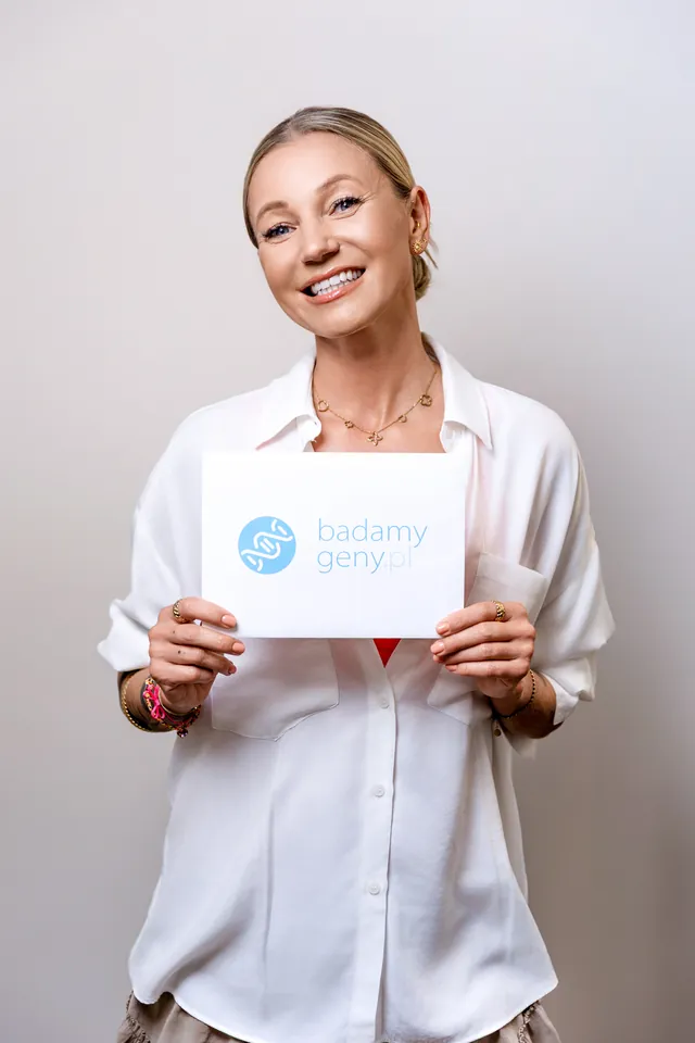 Daria Ładocha, ambasadorka kampanii Dotykam = Wygrywam, z kartą z logo Badamy Geny