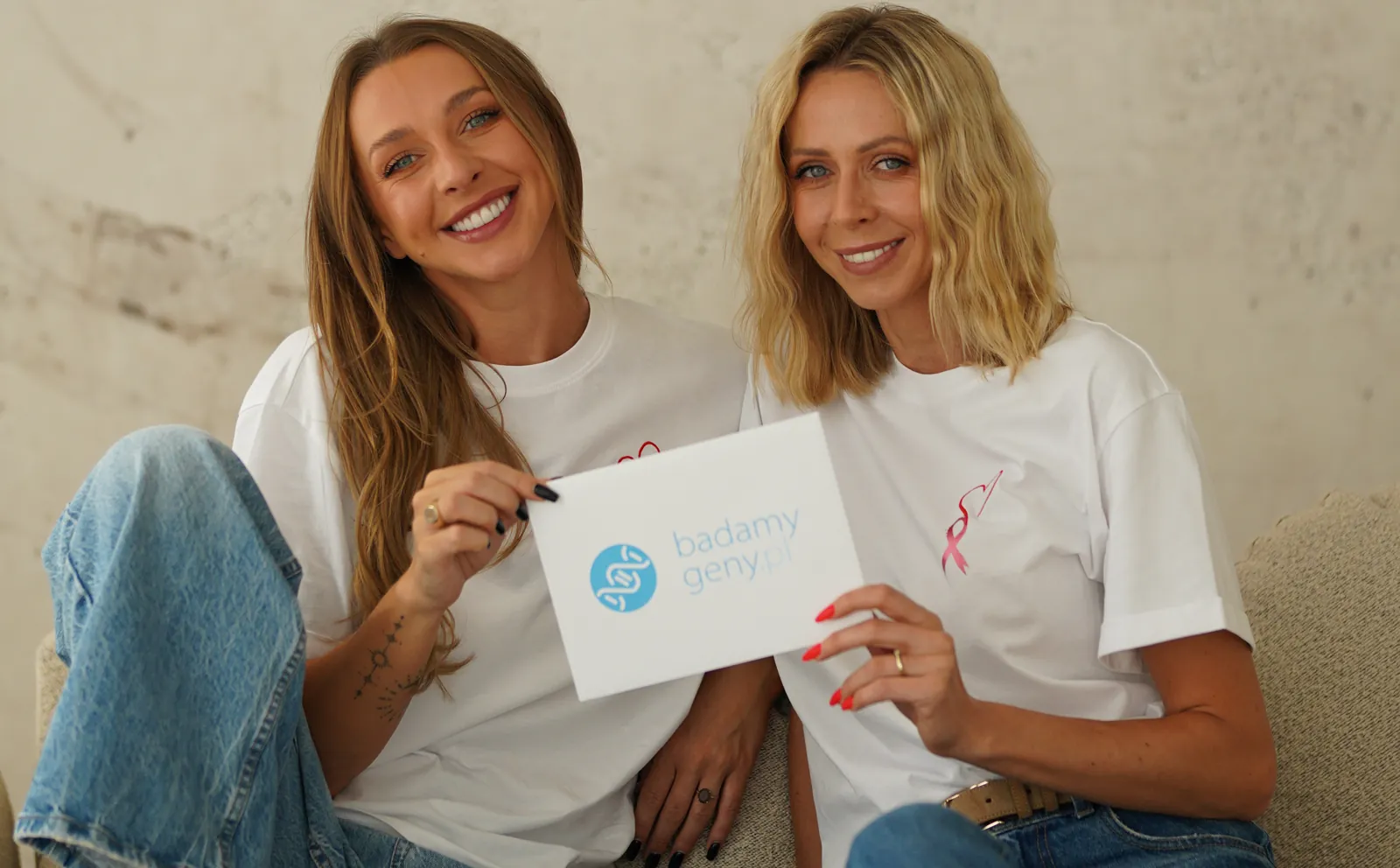 Siostry ADiHD, ambasadorki kampanii Dotykam = Wygrywam, z kartą z logo Badamy Geny